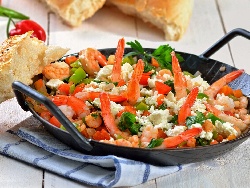 Гръцка салата със запържени скариди, сирене Фета и магданоз - снимка на рецептата